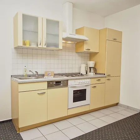 Nah Am Meer, Ruhige Lage, Gratis Nutzung Vom Ahoi Erlebnisbad Und Sauna In Sellin - Haus Inselblick 01 Apartment