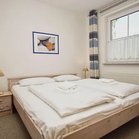 Nah Am Meer, Ruhige Lage, Gratis Nutzung Vom Ahoi Erlebnisbad Und Sauna In Sellin - Haus Inselblick 01