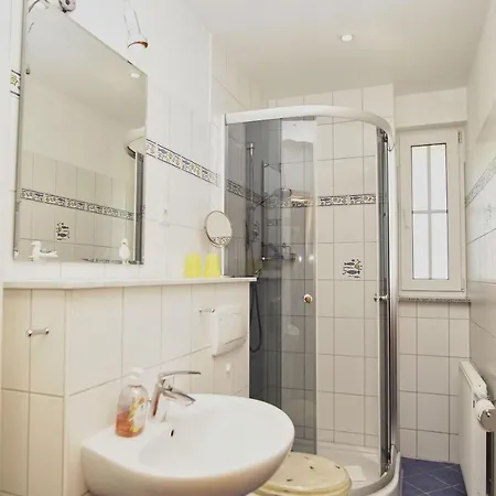 Apartment Nah Am Meer, Ruhige Lage, Gratis Nutzung Vom Ahoi Erlebnisbad Und Sauna In Sellin - Haus Inselblick 01 Goehren (Ruegen)