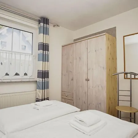 Nah Am Meer, Ruhige Lage, Gratis Nutzung Vom Ahoi Erlebnisbad Und Sauna In Sellin - Haus Inselblick 01 Apartment *