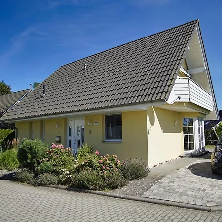 Haus Inselblick: Seaside Retreat With Access * Goehren (Ruegen)
