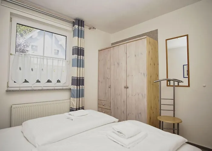 Nah Am Meer, Ruhige Lage, Gratis Nutzung Vom Ahoi Erlebnisbad Und Sauna In Sellin - Haus Inselblick 01 Appartement *